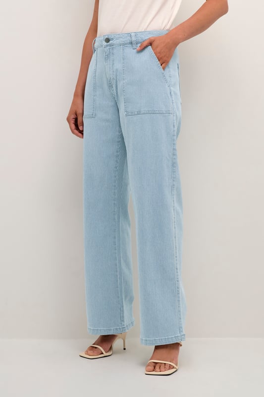 Straight fit,Hoge taille,Lange lengte,Straight  Wassen op 40°, niet bleken, niet in de droger drogen, Druipnat ophangen in de schaduw, warm strijken max. 150° C, Chemisch laten reinigen.  98% Katoen,2% Elastaan