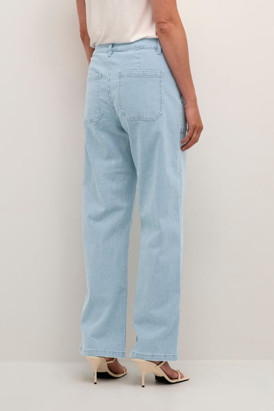 Straight fit,Hoge taille,Lange lengte,Straight  Wassen op 40°, niet bleken, niet in de droger drogen, Druipnat ophangen in de schaduw, warm strijken max. 150° C, Chemisch laten reinigen.  98% Katoen,2% Elastaan