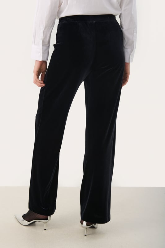 Slim fit,Regular taille,Lange lengte,Straight  Fijne was 30°, niet bleken, niet in de droger drogen, Liggend laten drogen., koud strijken max. 110° C, Droogreiniging  60% Polyester,35% Polyester (Gerecycled),5% Elastaan