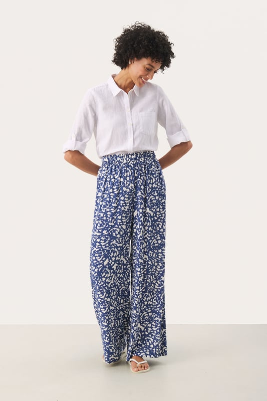 Easy fit,Comfort Taile,Lang,Weite leg  Schonwäsche 30°, Nicht bleichen, Nicht im Trockner trocknen, Tropnass aufhängen im Schatten, Kalt bügeln max. 110° C, Trockenreinigung  100% Viskose (LENZING™ ECOVERO™)