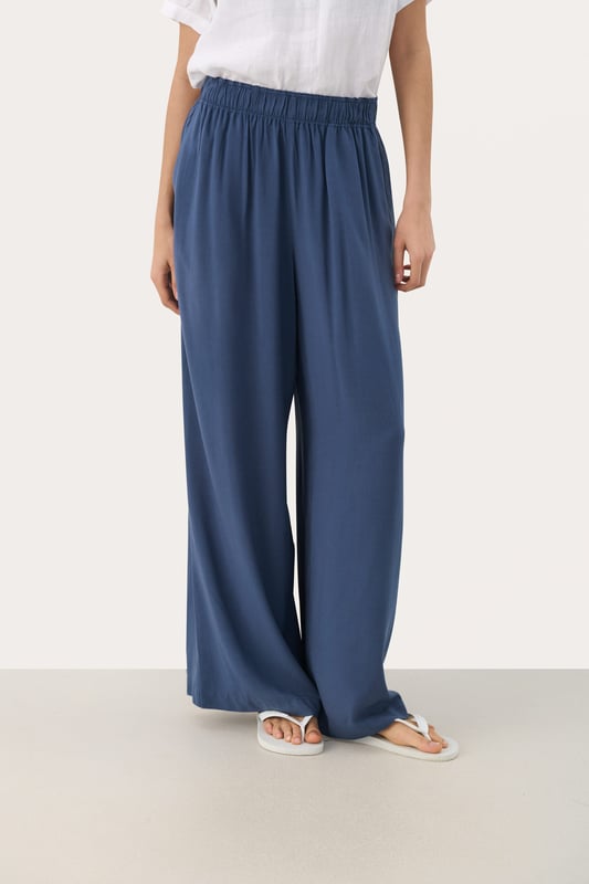 Easy fit,Comfort Taile,Lang,Weite leg  Schonwäsche 30°, Nicht bleichen, Nicht im Trockner trocknen, Tropnass aufhängen im Schatten, Kalt bügeln max. 110° C, Trockenreinigung  100% Viskose (LENZING™ ECOVERO™)