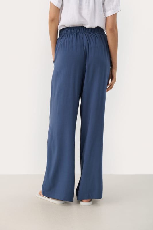 Easy fit,Comfort Taile,Lang,Weite leg  Schonwäsche 30°, Nicht bleichen, Nicht im Trockner trocknen, Tropnass aufhängen im Schatten, Kalt bügeln max. 110° C, Trockenreinigung  100% Viskose (LENZING™ ECOVERO™)