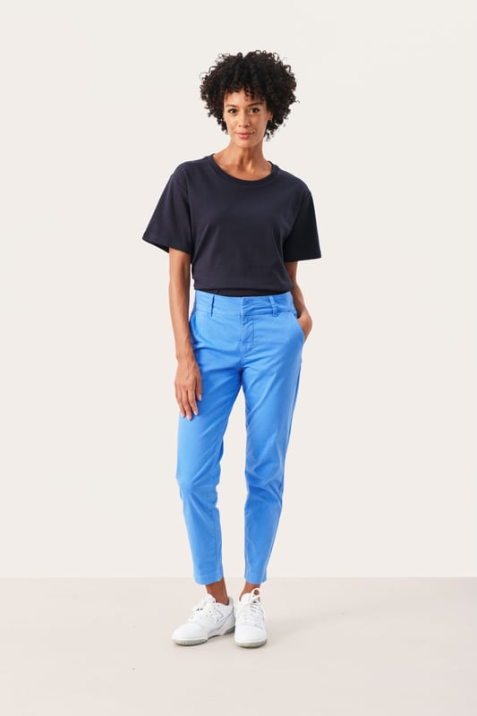 Regular fit,Regular taille,Lengte net boven de enkel,Straight  Wassen op 30°, niet bleken, niet in de droger drogen, Druipnat ophangen in de schaduw, warm strijken max. 150° C, Chemisch laten reinigen.  98% Katoen,2% Elastaan