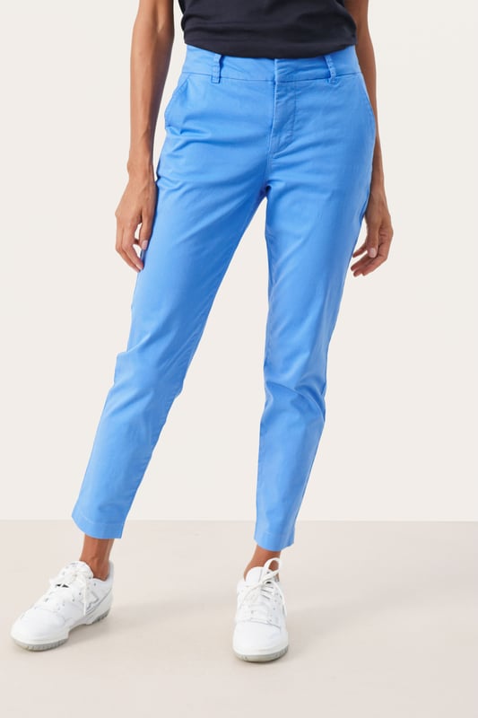 Regular fit,Regular taille,Lengte net boven de enkel,Straight  Wassen op 30°, niet bleken, niet in de droger drogen, Druipnat ophangen in de schaduw, warm strijken max. 150° C, Chemisch laten reinigen.  98% Katoen,2% Elastaan