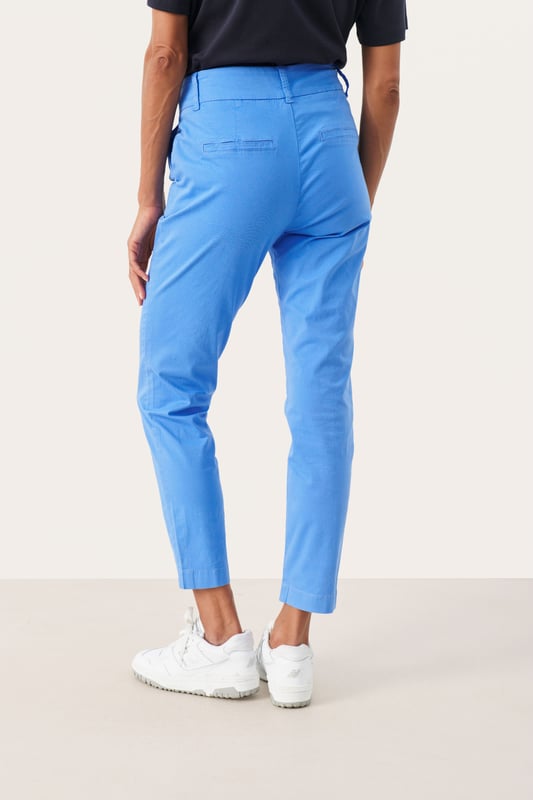 Regular fit,Regular taille,Lengte net boven de enkel,Straight  Wassen op 30°, niet bleken, niet in de droger drogen, Druipnat ophangen in de schaduw, warm strijken max. 150° C, Chemisch laten reinigen.  98% Katoen,2% Elastaan