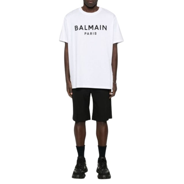 Elevate your wardrobe with the Balmain Paris Bold Brand Logo White T-Shirt, a statement piece that combines luxury and casual style effortlessly. Crafted from premium, soft cotton, this t-shirt ensures all-day comfort while showcasing the iconic Balmain logo boldly across the chest. Its crisp white colour offers versatile pairing options, making it perfect for both relaxed weekends and stylish outings. Designed for those who appreciate high fashion with a modern edge, this t-shirt adds a touch of Parisian sophistication to any outfit. Invest in timeless quality and standout style with this essential Balmain piece. 100% Cotton. Made In Italy. AH1EF000BB29 GAB