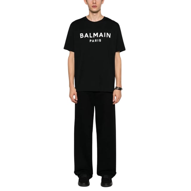 Elevate your wardrobe with the Balmain Paris Bold Brand Logo Black T-Shirt, a statement piece that combines luxury and casual style effortlessly. Crafted from premium, soft cotton, this t-shirt ensures all-day comfort while showcasing the iconic Balmain logo boldly across the chest. Its crisp white colour offers versatile pairing options, making it perfect for both relaxed weekends and stylish outings. Designed for those who appreciate high fashion with a modern edge, this t-shirt adds a touch of Parisian sophistication to any outfit. Invest in timeless quality and standout style with this essential Balmain piece. 100% Cotton. Made In Italy. AH1EF000BB29 EAB