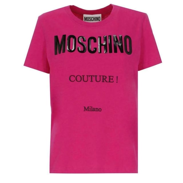 The Moschino Couture Gloss Logo Fuxia T-Shirt in vibrant pink is a bold addition to any modern man's wardrobe. Featuring the signature Moschino logo in a striking gloss finish, this T-shirt effortlessly blends luxury with street style. Crafted from high-quality materials, it ensures a comfortable fit that moves with you throughout the day. Whether paired with jeans for a casual look or layered under a jacket for a night out, this T-shirt makes a confident statement. Embrace standout style and showcase your fashion-forward attitude with this iconic Moschino piece. Made in Portugal, 100% Cotton