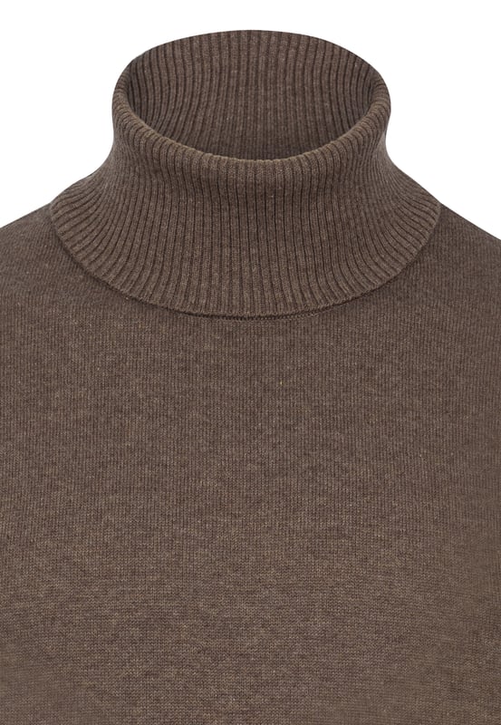 Felix Hardy vereint Eleganz und Komfort mit diesem Herren Rollkragenpullover. Hergestellt aus 100% Baumwolle bietet er ein natürliches und angenehmes Tragegefühl mit seinem weichen und strapazierfähigen Stoff. Der Pullover verfügt über ein klassisches Rollkragendesign, das einen zeitlosen und vielseitigen Look für verschiedene Anlässe bietet. Dank seiner flexiblen Struktur und bequemen Passform ist dieser Pullover für ganztägigen Komfort konzipiert. Er lässt sich mühelos mit Jeans, Hosen oder Chinos kombinieren und ist ideal für den täglichen Gebrauch geeignet. Erhältlich in verschiedenen Farben, die individuelle Stilvorlieben ergänzen, passt er sich reibungslos von Frühling über Herbst bis zu kühleren Sommertagen an. Für Styling-Tipps tragen Sie ihn lässig mit Jeans und Stiefeln für ein schickes Ensemble oder heben Sie ihn mit maßgeschneiderten Hosen und Schnürschuhen für ein raffiniertes Aussehen hervor. In kälterem Wetter können Sie ihn mit einer Jacke oder Mantel für zusätzliche Wärme und Stil kombinieren. Pflegehinweise umfassen Handwäsche oder Maschinenwäsche in kaltem Wasser, Bügeln bei niedriger Hitze und Vermeidung von Bleiche oder chemischer Reinigung. Hergestellt mit akribischer Aufmerksamkeit für Details und Verwendung hochwertiger Materialien bietet der Felix Hardy Herren Rollkragenpullover sowohl Eleganz als auch Komfort und wird sicherlich zu einem vielseitigen Grundnahrungsmittel in Ihrer Garderobe während der gesamten Saison.