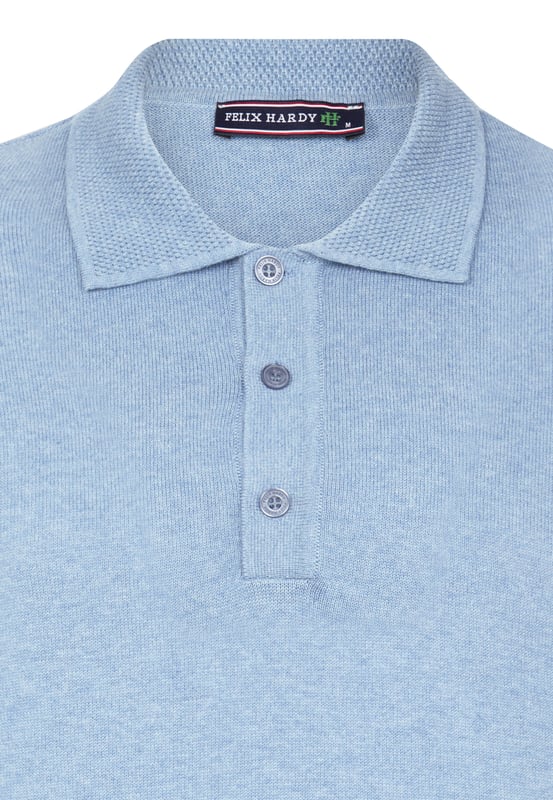 Entdecken Sie die perfekte Kombination aus Eleganz und Komfort mit Felix Hardys Herren-Polokragen Langarm Pullover. Hergestellt aus 100% Baumwolle garantiert er ein natürliches und angenehmes Tragegefühl. Das klassische Design umfasst einen geknöpften Polokragen und eine gerade Silhouette, die Vielseitigkeit in Ihre Garderobe bringt. Dieser Pullover besteht aus hochwertigem 100% Baumwollstoff, der Weichheit und Langlebigkeit bietet. Er ist für ganztägigen Komfort mit seiner flexiblen Struktur und bequemen Passform konzipiert. Ideal für den täglichen Gebrauch lässt er sich mühelos mit Jeans, Hosen oder Chinos kombinieren und ist in verschiedenen Farben erhältlich, um individuelle Vorlieben zu erfüllen. Geeignet für mehrere Jahreszeiten passt er nahtlos vom Frühling bis zu kühleren Sommer- und Herbsttagen. Für ein Styling erreichen Sie einen lässig raffinierten Look, indem Sie ihn mit Jeans und Slippern kombinieren, oder kleiden Sie ihn mit maßgeschneiderten Hosen und Schnürschuhen für ein Abendensemble. In kälterem Wetter können Sie ihn mit einer Jacke oder Mantel für zusätzliche Wärme und Stil kombinieren. Pflegehinweise umfassen Handwäsche oder Maschinenwäsche in kaltem Wasser, Bügeln bei niedriger Hitze und Vermeidung von Bleiche oder chemischer Reinigung. Hergestellt mit akribischer Aufmerksamkeit für Details und Verwendung hochwertiger Materialien vereint der Felix Hardy Herren-Polokragen Langarm Pullover Raffinesse mit Komfort und macht ihn zu einem vielseitigen Garderoben-Essential für alle Anlässe während der gesamten Saison.