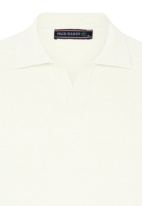 Entdecken Sie die perfekte Kombination aus Eleganz und Komfort mit Felix Hardys Herren-Polokragen Langarm Pullover. Hergestellt aus hochwertiger 100% Baumwolle, garantiert er ein natürliches und angenehmes Tragegefühl. Das knopflose Design und der klassische Polokragen bieten einen raffinierten und zeitlosen Look, der für verschiedene Anlässe geeignet ist. Dieser Pullover zeichnet sich durch ein schlichtes Modell aus, das seine Vielseitigkeit unterstreicht und ihn zur idealen Wahl für den täglichen Gebrauch macht. Er lässt sich mühelos mit Jeans, Hosen oder Chinos kombinieren und bietet Komfort und Stilvielfalt. Erhältlich in verschiedenen Farboptionen, berücksichtigt er individuelle Vorlieben und ergänzt saisonale Übergänge vom Frühling bis zu kühleren Sommer- und Herbsttagen. Für ein lässiges Styling tragen Sie ihn einfach mit Jeans und Slippern für ein entspanntes, aber schickes Erscheinungsbild, oder kleiden Sie ihn mit Hosen und Schnürschuhen für ein gepflegteres Ensemble. In kälterem Wetter können Sie ihn mit einer Jacke für zusätzliche Wärme und Stil kombinieren. Pflegehinweise umfassen Hand- oder Maschinenwäsche in kaltem Wasser, Bügeln bei niedriger Hitze und Vermeiden von Bleiche oder chemischer Reinigung. Hergestellt mit akribischer Aufmerksamkeit für Details und Verwendung hochwertiger Materialien vereint der Felix Hardy Herren-Polokragen Langarm Pullover Raffinesse mit Komfort und macht ihn zu einem vielseitigen Garderoben-Essential für alle Jahreszeiten.