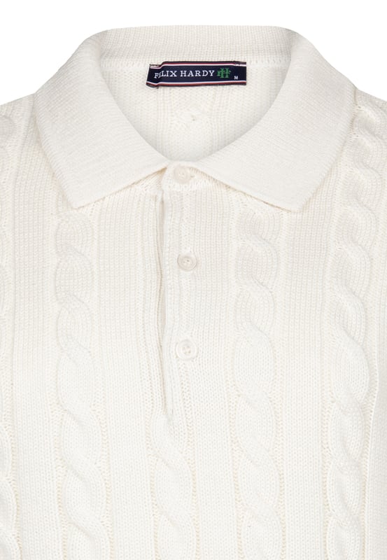 Dieses stilvolle und raffinierte Design vereint Komfort und Qualität. Ideal für die Wintersaison, sorgt seine weiche Textur und robuste Konstruktion an kalten Tagen für Wärme und macht es zu einer vielseitigen Ergänzung für jede Garderobe. Mit Blick auf die neuesten Trends gefertigt, verfügt der Pullover über ein elegantes, dickes Zopfmuster, das eine moderne und schicke Note verleiht. Der Polokragen bietet ein klassisches und vielseitiges Erscheinungsbild, während die langen Ärmel zusätzlichen Schutz und Komfort bieten. Perfekt für den täglichen Gebrauch, lässt sich der Pullover mühelos mit Jeans oder Hosen für einen smart-casual Look kombinieren. Für ein lässiges, aber raffiniertes Ensemble kombinieren Sie den Pullover mit Chinos oder Jeans. Tragen Sie ihn unter einer Jacke oder einem Mantel für zusätzliche Wärme und Stil bei kälterem Wetter. Die Pflege dieses Pullovers ist einfach, Handwäsche wird empfohlen oder Maschinenwäsche in kaltem Wasser im Schonwaschgang. Bei Bedarf auf niedriger Hitze bügeln und auf Bleichmittel und chemische Reinigung verzichten, um die Qualität zu erhalten. Der dicke Zopfmuster Herren-Polopullover mit langen Ärmeln von Felix Hardy besticht durch hochwertige Materialien und sorgfältige Verarbeitung, wodurch er zu einem unverzichtbaren Stück in Ihrer Garderobe diesen Winter wird. Bleiben Sie die ganze Saison über gemütlich und stilvoll!