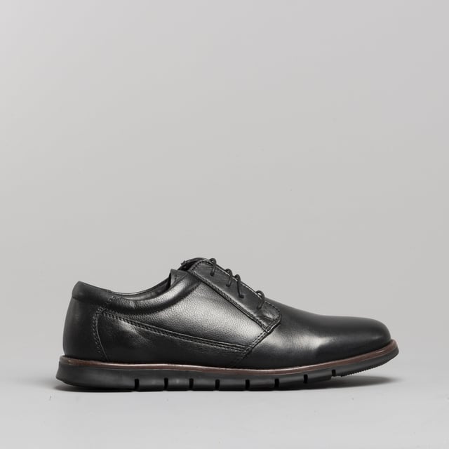 Leather derby shoes with a wide fit, round toe, and low-top design offer comfort and breathability, ideal for business or casual wear
