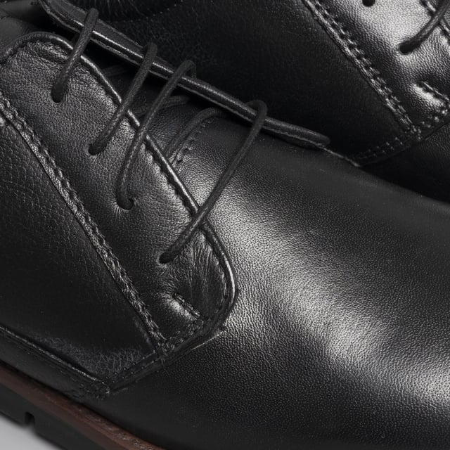 Leather derby shoes with a wide fit, round toe, and low-top design offer comfort and breathability, ideal for business or casual wear