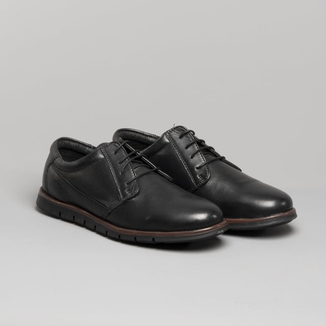 Leather derby shoes with a wide fit, round toe, and low-top design offer comfort and breathability, ideal for business or casual wear