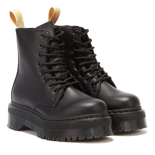 de vegan jadon ii van dr. martens is een 8-gaats platformlaars gemaakt van synthetisch felix rub off. Kenmerken zijn onder andere de airwair™ gele hiel lus en monochrome handelsmerkdetails zoals de stiksels, sluiting en de gegroefde platform rubberen buitenzool. Compleet met kenmerkende dm's branding.
