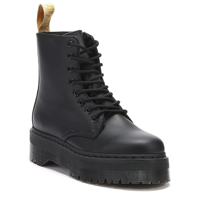 de vegan jadon ii van dr. martens is een 8-gaats platformlaars gemaakt van synthetisch felix rub off. Kenmerken zijn onder andere de airwair™ gele hiel lus en monochrome handelsmerkdetails zoals de stiksels, sluiting en de gegroefde platform rubberen buitenzool. Compleet met kenmerkende dm's branding.