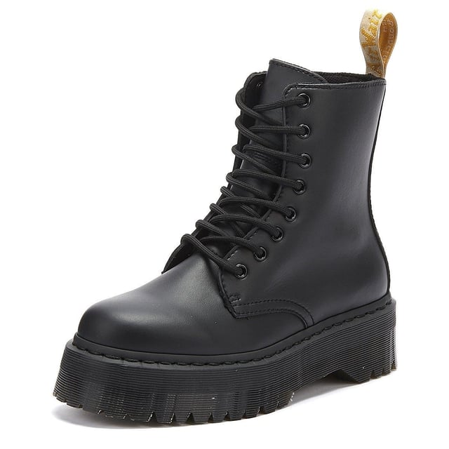 de vegan jadon ii van dr. martens is een 8-gaats platformlaars gemaakt van synthetisch felix rub off. Kenmerken zijn onder andere de airwair™ gele hiel lus en monochrome handelsmerkdetails zoals de stiksels, sluiting en de gegroefde platform rubberen buitenzool. Compleet met kenmerkende dm's branding.