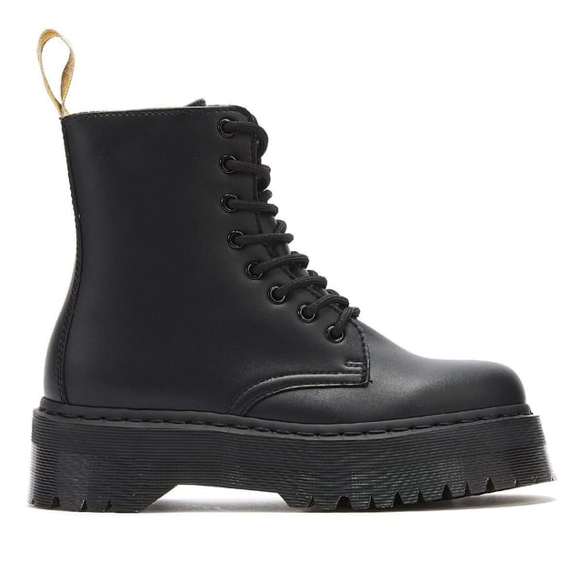 de vegan jadon ii van dr. martens is een 8-gaats platformlaars gemaakt van synthetisch felix rub off. Kenmerken zijn onder andere de airwair™ gele hiel lus en monochrome handelsmerkdetails zoals de stiksels, sluiting en de gegroefde platform rubberen buitenzool. Compleet met kenmerkende dm's branding.