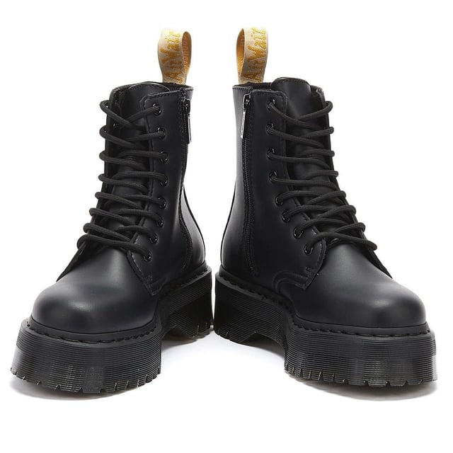 de vegan jadon ii van dr. martens is een 8-gaats platformlaars gemaakt van synthetisch felix rub off. Kenmerken zijn onder andere de airwair™ gele hiel lus en monochrome handelsmerkdetails zoals de stiksels, sluiting en de gegroefde platform rubberen buitenzool. Compleet met kenmerkende dm's branding.