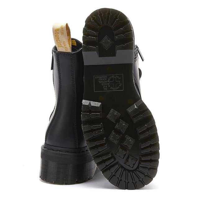 de vegan jadon ii van dr. martens is een 8-gaats platformlaars gemaakt van synthetisch felix rub off. Kenmerken zijn onder andere de airwair™ gele hiel lus en monochrome handelsmerkdetails zoals de stiksels, sluiting en de gegroefde platform rubberen buitenzool. Compleet met kenmerkende dm's branding.