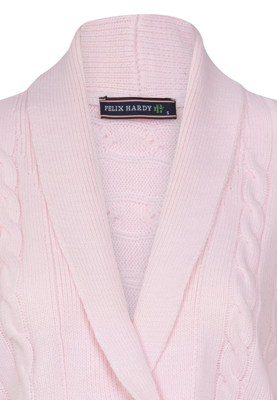 Strickjacke Stephanie Dieser Knopfpullover für Damen, entworfen von Felix Hardy, bietet einen eleganten und modernen Stil. Gefertigt aus einer Mischung von Wolle, bietet der Pullover sowohl Komfort als auch Wärme. Das Frontknopf-Design verleiht ihm eine klassische und zeitlose Note, die es einfach macht, ihn zu tragen und mit verschiedenen Outfits zu kombinieren. Die sorgfältig gestalteten Bündchen und der Saum schaffen ein schlankes und elegantes Erscheinungsbild, das das Gesamtbild aufwertet. In verschiedenen Farben erhältlich, lässt sich dieser Pullover leicht mit anderen Kleidungsstücken kombinieren, sei es mit Jeans, Röcken oder klassischen Hosen. Er ist eine vielseitige Wahl, die sowohl für legere als auch für Büro-Outfits geeignet ist. Um den Pullover in bestem Zustand zu halten, wird empfohlen, ihn per Handwäsche oder in einem Wäschesack mit warmem Wasser zu waschen und bei niedriger Temperatur zu bügeln. Trocknen im Wäschetrockner und Bleichen vermeiden. Der Knopfpullover für Damen von Felix Hardy ist ein Muss in jeder Damen-Garderobe und bietet eine Mischung aus stilvollem Design, hochwertigen Materialien und funktionalen Details, was ihn zur idealen Wahl für alle macht, die sowohl Komfort als auch Eleganz suchen.