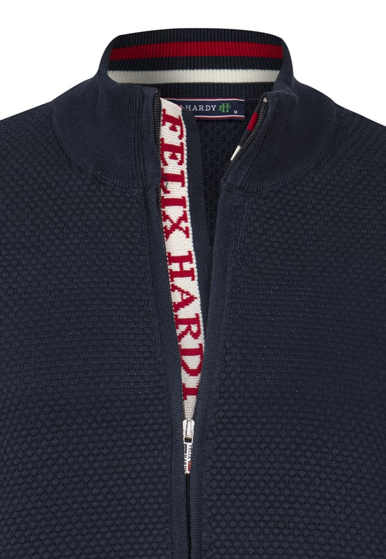 Erleben Sie moderne Eleganz und Komfort mit der Felix Hardy Herren Stehkragen-Strickjacke. Komplett aus 100% Baumwolle gefertigt, verkörpert diese Strickjacke Felix Hardys Hingabe zu hochwertigem Handwerk und zeitgemäßem Design. Mit einem markanten Honigwabenstrickmuster versehen, bietet sie eine leichte Textur und atmungsaktiven Stoff, der ganztägigen Komfort gewährleistet. Ideal für lässige Ausflüge und professionelle Umgebungen lässt sie sich mühelos mit Jeans oder Chino-Hosen für einen gepflegten Look kombinieren. Erhältlich in verschiedenen Farben, die Ihrem Stil entsprechen, ist diese Strickjacke maschinenwaschbar für einfache Pflege und behält Form und Farbe Waschgang für Waschgang bei.