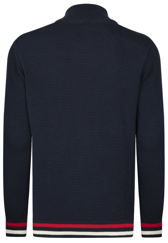 Erleben Sie moderne Eleganz und Komfort mit der Felix Hardy Herren Stehkragen-Strickjacke. Komplett aus 100% Baumwolle gefertigt, verkörpert diese Strickjacke Felix Hardys Hingabe zu hochwertigem Handwerk und zeitgemäßem Design. Mit einem markanten Honigwabenstrickmuster versehen, bietet sie eine leichte Textur und atmungsaktiven Stoff, der ganztägigen Komfort gewährleistet. Ideal für lässige Ausflüge und professionelle Umgebungen lässt sie sich mühelos mit Jeans oder Chino-Hosen für einen gepflegten Look kombinieren. Erhältlich in verschiedenen Farben, die Ihrem Stil entsprechen, ist diese Strickjacke maschinenwaschbar für einfache Pflege und behält Form und Farbe Waschgang für Waschgang bei.