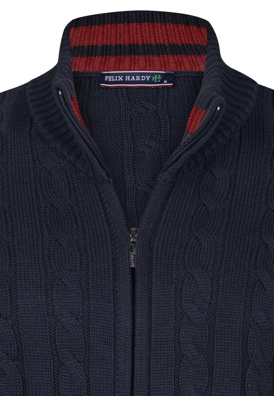 Der Herren-Stehkragenpullover mit Zopfmuster von Felix Hardy vereint Stil und Komfort mühelos. Das Zopfmuster verleiht einen klassischen Touch und spiegelt Felix Hardys Engagement für hochwertige Handwerkskunst und zeitgenössisches Design wider. Ideal für den täglichen Gebrauch, bietet dieser Pullover sowohl Wärme als auch Atmungsaktivität und eignet sich hervorragend für Lagenlooks bei kühlerem Wetter oder in Übergangszeiten. Der Stehkragen verstärkt das anspruchsvolle Erscheinungsbild und ist perfekt für verschiedene Anlässe, von legeren Ausflügen bis hin zu gehobeneren Veranstaltungen. Kombinieren Sie ihn mit Jeans oder Chinos für ein smart-casual Ensemble oder tragen Sie ihn über einem Hemd für zusätzliche Wärme und Stil. Erhältlich in verschiedenen Farben, um unterschiedliche Vorlieben zu erfüllen, und pflegeleicht durch maschinenwaschbare Eigenschaften.