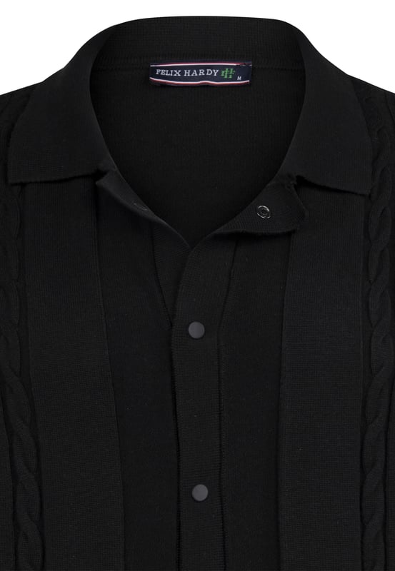 Das Felix Hardy Herren Langarm-Strickhemd zeichnet sich durch sein elegantes Design und überlegenen Komfort aus.Hergestellt aus einer hochwertigen Mischung aus Baumwolle, bietet dieses Hemd sowohl Stil als auch Funktionalität.Die gestrickte Textur sorgt für ein weiches Gefühl und Wärme, was es ideal für kühlere Wetterbedingungen macht.Dieses Langarm-Strickhemd ist eine perfekte Mischung aus modernem und klassischem Stil, mit einer Knopf-Front und einem Kragen-Design, das mit einer Vielzahl von Outfits kombiniert werden kann.Ergibt sich sowohl für formelle als auch lässige Anlässe, passt es besonders gut zu Hosen und Blazern für einen gepflegten Look.Für eine lange Lebensdauer wird empfohlen, das Hemd bei 30 Grad Celsius zu waschen und bei niedriger Temperatur zu bügeln.Vermeiden Sie die Verwendung eines Trockners und von Bleiche.Das Jimmy Sanders Herren Langarm-Strickhemd ist ein unverzichtbares Kleidungsstück, das Stil und Komfort mühelos kombiniert.