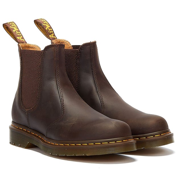 Der 2976 ist der zeitlose Chelsea-Stiefel von DM, der erstmals in den 70er Jahren produziert wurde und seither für seine sichere Passform, das einfache An- und Ausziehen sowie seinen mühelosen Stil verehrt wird. Diese Version zeichnet sich durch die ikonische gelbe Naht am Obermaterial aus und besteht aus strapazierfähigem Crazy Horse-Leder, das einen robusten, aber eleganten Stil bietet.