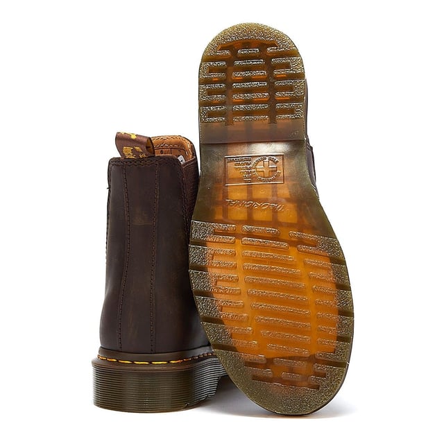 Der 2976 ist der zeitlose Chelsea-Stiefel von DM, der erstmals in den 70er Jahren produziert wurde und seither für seine sichere Passform, das einfache An- und Ausziehen sowie seinen mühelosen Stil verehrt wird. Diese Version zeichnet sich durch die ikonische gelbe Naht am Obermaterial aus und besteht aus strapazierfähigem Crazy Horse-Leder, das einen robusten, aber eleganten Stil bietet.