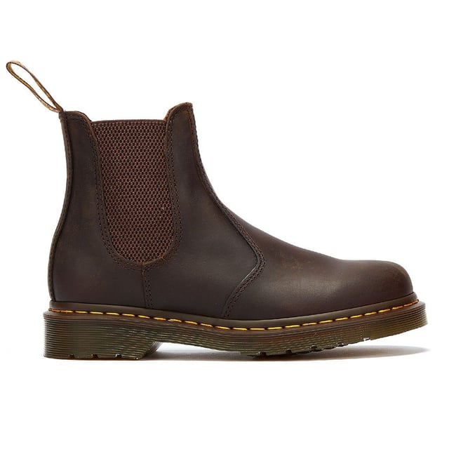 Der 2976 ist der zeitlose Chelsea-Stiefel von DM, der erstmals in den 70er Jahren produziert wurde und seither für seine sichere Passform, das einfache An- und Ausziehen sowie seinen mühelosen Stil verehrt wird. Diese Version zeichnet sich durch die ikonische gelbe Naht am Obermaterial aus und besteht aus strapazierfähigem Crazy Horse-Leder, das einen robusten, aber eleganten Stil bietet.