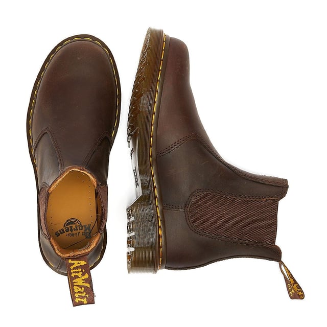 Der 2976 ist der zeitlose Chelsea-Stiefel von DM, der erstmals in den 70er Jahren produziert wurde und seither für seine sichere Passform, das einfache An- und Ausziehen sowie seinen mühelosen Stil verehrt wird. Diese Version zeichnet sich durch die ikonische gelbe Naht am Obermaterial aus und besteht aus strapazierfähigem Crazy Horse-Leder, das einen robusten, aber eleganten Stil bietet.