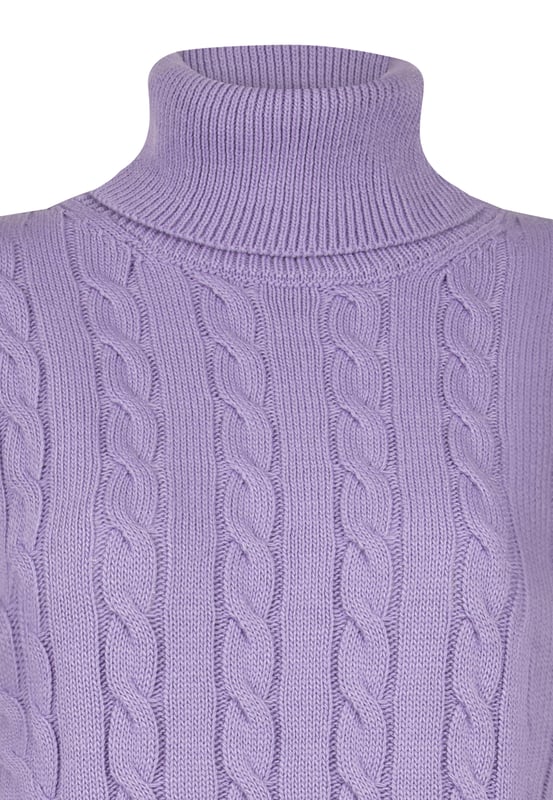 Grobstrick Zopfmuster Rollkragen Kleid Niceta Dieses Kleid verkörpert Felix Hardys unverwechselbare Mischung aus Eleganz und Stil mit einem groben Zopfmuster-Design und einem einzigartigen Rollkragen. Gefertigt aus einer luxuriösen Mischung aus Wolle, bietet es außergewöhnlichen Komfort und Haltbarkeit, gewährleistet Wärme an kalten Wintertagen und wird zu einem unverzichtbaren Bestandteil Ihrer Garderobe. Mit Blick auf die neuesten Trends zeigt das Kleid ein elegantes, grobes Zopfmuster, das einen modernen und schicken Touch verleiht. Der Rollkragen betont das Dekolleté mit einer stilvollen Optik, während die langen Ärmel zusätzlichen Schutz und Komfort bieten. Perfekt für verschiedene Anlässe, lässt es sich mühelos mit Leggings kombinieren oder kann alleine für einen schlanken und eleganten Look getragen werden. Für ein lässiges, aber schickes Ensemble kombinieren Sie das Kleid mit kniehohen oder knöchelhohen Stiefeln. Wechseln Sie nahtlos zur Abendgarderobe, indem Sie es mit Strumpfhosen und Absätzen stylen. In den kälteren Monaten ergänzen Sie Ihr Outfit mit einem dicken Schal und Handschuhen, um warm zu bleiben und gleichzeitig Ihren stilvollen Flair zu bewahren. Die Pflege dieses Kleides ist einfach: Handwäsche wird empfohlen oder Maschinenwäsche in kaltem Wasser im Schonwaschgang. Bei Bedarf bei niedriger Hitze bügeln und auf Bleichmittel und chemische Reinigung verzichten, um die Qualität zu erhalten. Felix Hardys Grobstrick Zopfmuster Damen Rollkragenkleid zeichnet sich durch seine hochwertigen Materialien und sorgfältige Verarbeitung aus und ist ein Muss für die Wintersaison. Bleiben Sie die ganze Saison über gemütlich und stilvoll!