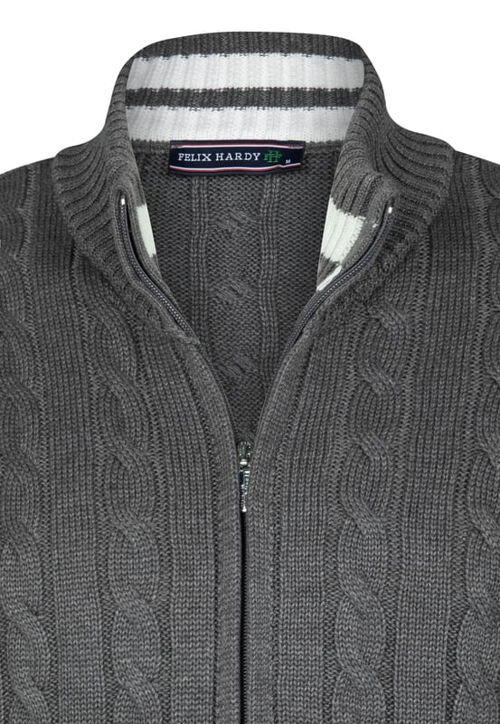 Der Herren-Stehkragenpullover mit Zopfmuster von Felix Hardy vereint Stil und Komfort mühelos. Das Zopfmuster verleiht einen klassischen Touch und spiegelt Felix Hardys Engagement für hochwertige Handwerkskunst und zeitgenössisches Design wider. Ideal für den täglichen Gebrauch, bietet dieser Pullover sowohl Wärme als auch Atmungsaktivität und eignet sich hervorragend für Lagenlooks bei kühlerem Wetter oder in Übergangszeiten. Der Stehkragen verstärkt das anspruchsvolle Erscheinungsbild und ist perfekt für verschiedene Anlässe, von legeren Ausflügen bis hin zu gehobeneren Veranstaltungen. Kombinieren Sie ihn mit Jeans oder Chinos für ein smart-casual Ensemble oder tragen Sie ihn über einem Hemd für zusätzliche Wärme und Stil. Erhältlich in verschiedenen Farben, um unterschiedliche Vorlieben zu erfüllen, und pflegeleicht durch maschinenwaschbare Eigenschaften.