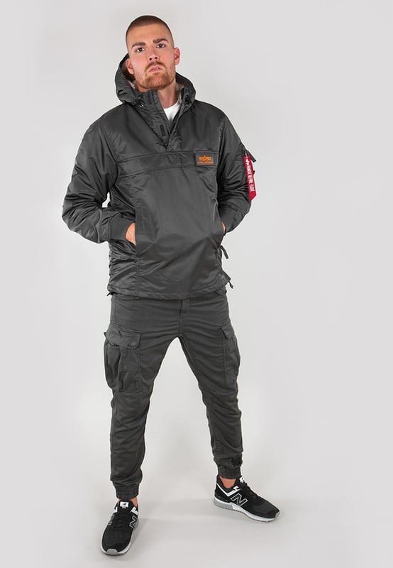 The HPO Anorak from Alpha Industries protects against wind and rain with its durable, water-repellent material and hood. A half-zipper allows for ventilation, and the side opening makes it easy to put on and take off. The regular fit offers freedom of movement. A spacious front pocket provides storage, while the utility pocket with Remove Before Flight tag adds an authentic touch. Ribbed cuffs protect against the cold, and the Alpha velcro patch makes a bold statement.