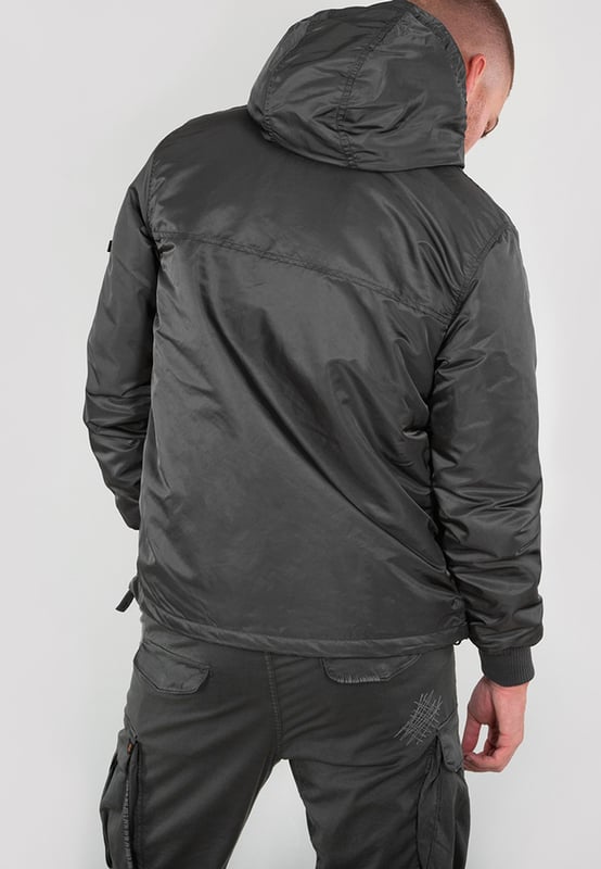 The HPO Anorak from Alpha Industries protects against wind and rain with its durable, water-repellent material and hood. A half-zipper allows for ventilation, and the side opening makes it easy to put on and take off. The regular fit offers freedom of movement. A spacious front pocket provides storage, while the utility pocket with Remove Before Flight tag adds an authentic touch. Ribbed cuffs protect against the cold, and the Alpha velcro patch makes a bold statement.