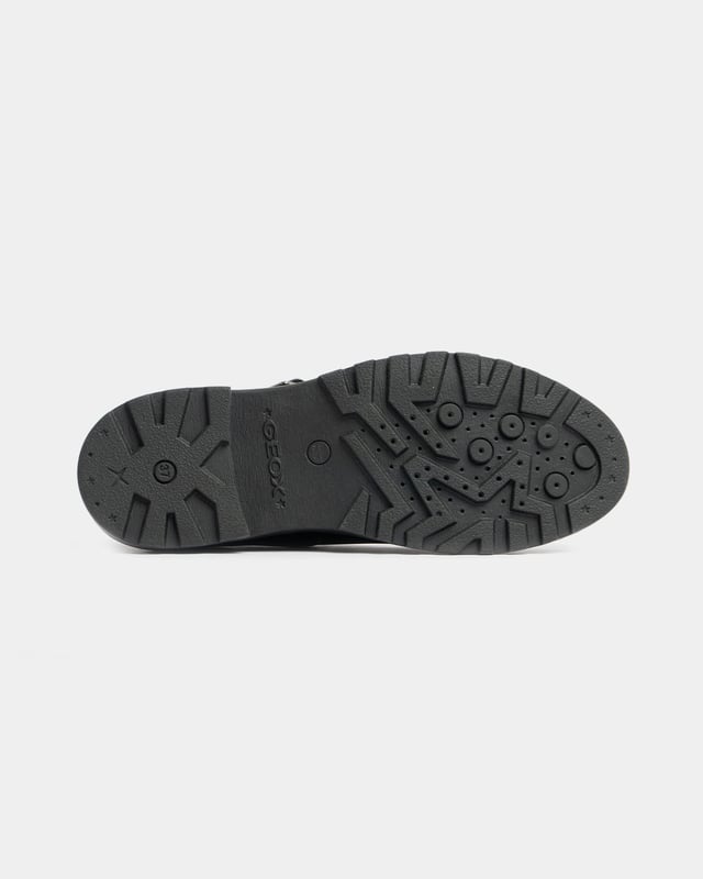 These girls' school shoes feature a leather upper, fabric lining, synthetic sole, and a buckle closure. They offer a comfortable fit with a round toe and low-top design for everyday wear