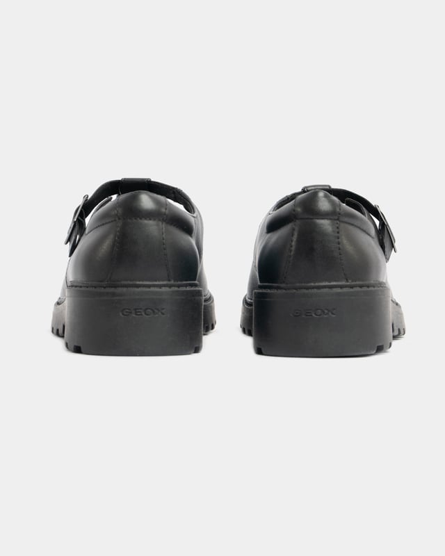 These girls' school shoes feature a leather upper, fabric lining, synthetic sole, and a buckle closure. They offer a comfortable fit with a round toe and low-top design for everyday wear