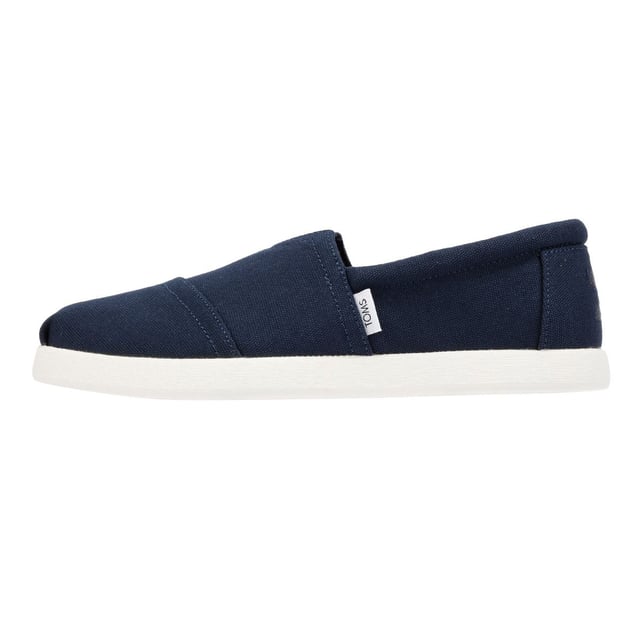 Mit einem Obermaterial aus recycelter Baumwollcanvas sind diese umweltfreundlichen Sneaker-Espadrilles atmungsaktiv und stilbewusst gestaltet. Sie verfügen über herausnehmbare CloudBound™ Schaumstoffeinlagen für ganztägigen Komfort und Halt. Abgerundet wird das Ganze durch eine strapazierfähige Gummilaufsohle für zuverlässige Traktion.