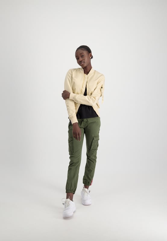 The MA-1 VF LW bomber jacket for women is a slim-fit jacket with a shiny zipper and a pen pocket. This stylish jacket is perfect for any occasion, whether you want to dress up or keep it casual.