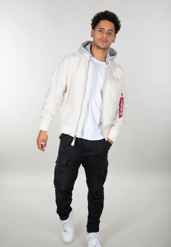MA-1 TT Two Tone Hood Bomber Jacket The MA-1 TT Two Tone Hood Bomber Jacket combines style and functionality in a lightweight jacket. TT Nylon ensures comfort, while the slim-fit design offers a modern silhouette. The detachable hood, made of cotton and polyester, provides versatile styling options. Two exterior pockets, two interior pockets, and a utility pocket with an RBF Tag offer storage space. Ribbed cuffs and stylish accents such as the leather tab and the Alpha Logo Velcro Patch make it a versatile must-have.