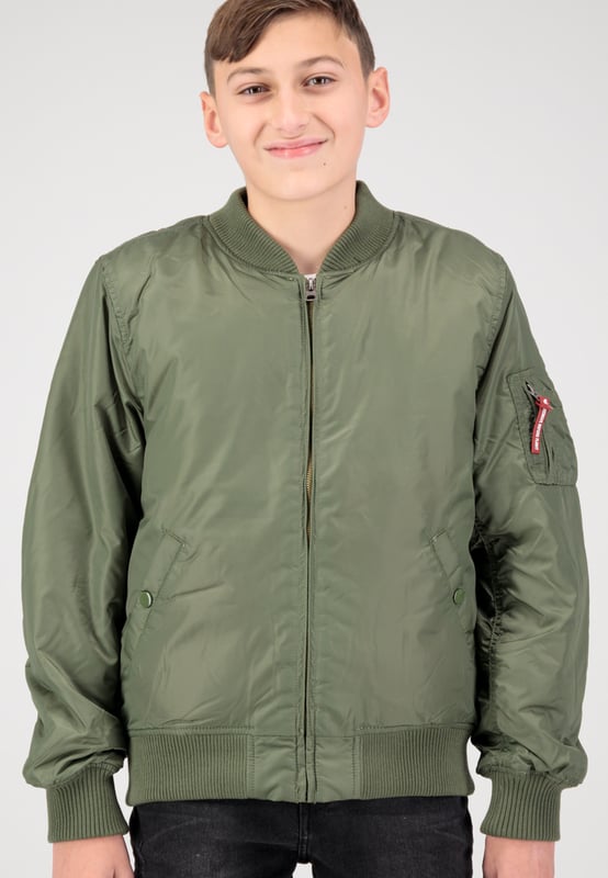 Dit bomberjack is perfect voor kinderen die de voorkeur geven aan een langer, slanker model. De oranje voering en het utility-zakje geven dit item iets extra’s.