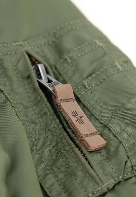 Dit bomberjack is perfect voor kinderen die de voorkeur geven aan een langer, slanker model. De oranje voering en het utility-zakje geven dit item iets extra’s.