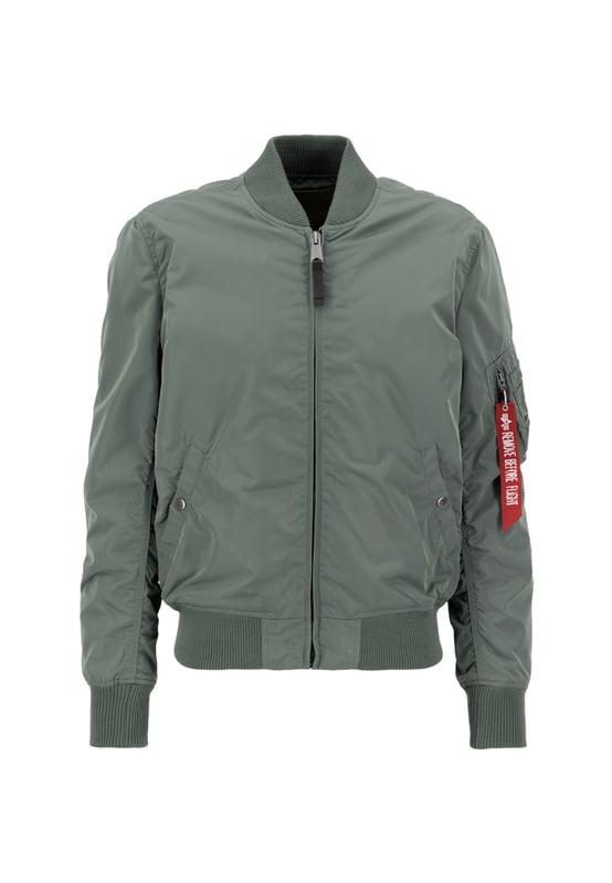 MA-1 TT Two Tone Bomber Jacket La chaqueta bomber MA-1 TT Two Tone Camo de Alpha Industries combina el estilo clásico de una bomber con un diseño moderno de camuflaje. El corte slim realza la silueta, mientras que el resistente material de nailon es ligero y resistente a la intemperie. Cuenta con bolsillos exteriores, un bolsillo interior y un bolsillo utilitario en la manga con etiqueta RBF, además de puños de canalé que protegen contra el viento. El forro interior naranja y la etiqueta con bandera en la manga refuerzan el icónico estilo Alpha. Ideal para combinar con vaqueros y sudaderas para un look moderno.