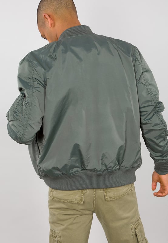 MA-1 TT Two Tone Bomber Jacket La chaqueta bomber MA-1 TT Two Tone Camo de Alpha Industries combina el estilo clásico de una bomber con un diseño moderno de camuflaje. El corte slim realza la silueta, mientras que el resistente material de nailon es ligero y resistente a la intemperie. Cuenta con bolsillos exteriores, un bolsillo interior y un bolsillo utilitario en la manga con etiqueta RBF, además de puños de canalé que protegen contra el viento. El forro interior naranja y la etiqueta con bandera en la manga refuerzan el icónico estilo Alpha. Ideal para combinar con vaqueros y sudaderas para un look moderno.