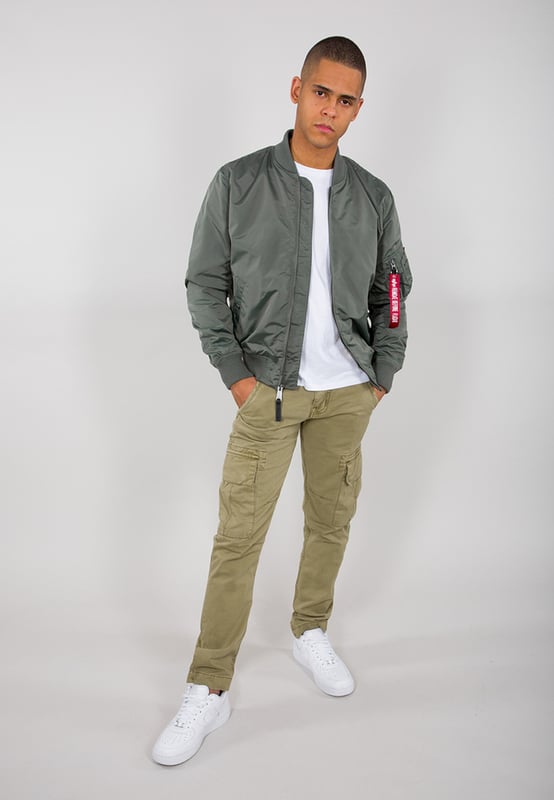 MA-1 TT Two Tone Bomber Jacket La chaqueta bomber MA-1 TT Two Tone Camo de Alpha Industries combina el estilo clásico de una bomber con un diseño moderno de camuflaje. El corte slim realza la silueta, mientras que el resistente material de nailon es ligero y resistente a la intemperie. Cuenta con bolsillos exteriores, un bolsillo interior y un bolsillo utilitario en la manga con etiqueta RBF, además de puños de canalé que protegen contra el viento. El forro interior naranja y la etiqueta con bandera en la manga refuerzan el icónico estilo Alpha. Ideal para combinar con vaqueros y sudaderas para un look moderno.