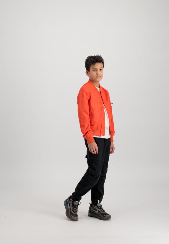 La chaqueta bomber MA-1 TT es una excelente opción para niños. Está hecha de nailon 2Tone y tiene un bolsillo en la manga. El RBF Tag es un gran complemento para esta chaqueta.