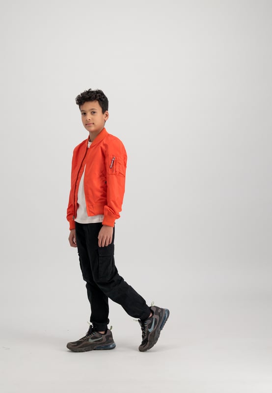 La chaqueta bomber MA-1 TT es una excelente opción para niños. Está hecha de nailon 2Tone y tiene un bolsillo en la manga. El RBF Tag es un gran complemento para esta chaqueta.